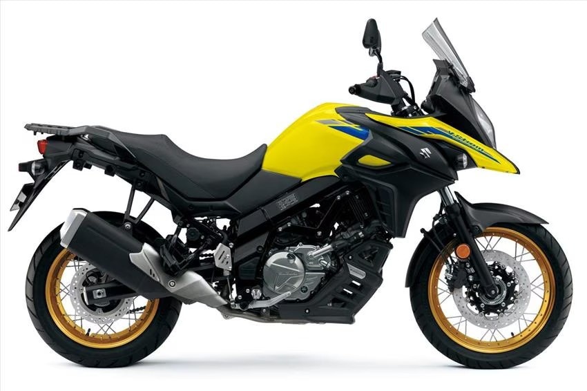 <div class='descrGalleryTitle'>V-Strom 650</div><div class='descrGalleryText'><p>Nata nel 2004, è uno dei rari casi di motocicletta che dopo vent’anni è ancora <b>equipaggiata con lo stesso motore</b>, pur debitamente aggiornato per far fronte alle normative antinquinamento. La V-Strom 650, sorella minore della 1000 arrivata due anni prima, era ed è spinta dal riuscitissimo <b>bicilindrico a V da 645 cc </b>che nella versione odierna eroga 70 cavalli e 62 Nm inserito in un telaio perimetrale in alluminio. Un progetto così longevo può significare solo due cose: funziona davvero bene, e ai tempi era piuttosto avanti. La V-Strom 650 sta inoltre vivendo oggi una seconda giovinezza: in un periodo storico estremamente <b>favorevole per le maxi enduro e le crossover</b>, lei c’era già in tempi non sospetti e si è fatta se non altro trovare prontissima e iper collaudata. Anche se rimasta oggettivamente ferma a un’estetica che non viene aggiornata dal 2017 e a componenti come la forcella a steli tradizionali o il cruscotto analogico, <b>la V-Strom 650 è sempre una grande viaggiatrice</b>. La versione standard con ruote in lega è affiancata dalla XT, con cerchi sempre da 19 e 17” ma a raggi e tubeless, sicuramente preferibili se si strizza l’occhio alle divagazioni su sterrato. Il suo limite è il peso, oltre 210 kg in ordine di marcia.</p>
</div>